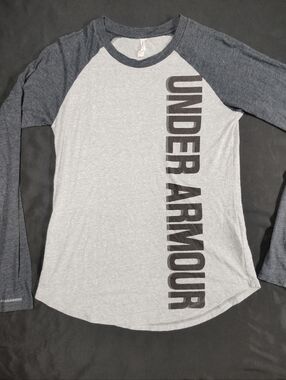 Under Armour Women'Light Gray Body with Dark Gray Raglan Sleeves Long-Sleeve Tee